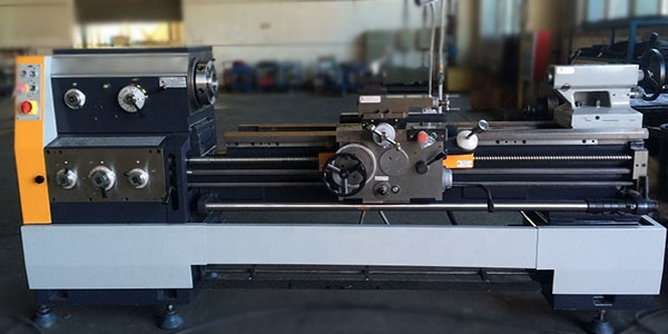 Универсальный токарный станок