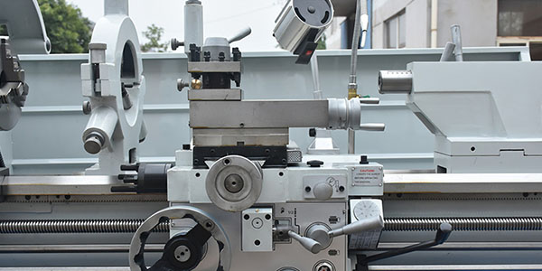 Универсальный токарный станок